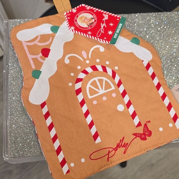 Dolly Parton Gingerbread House Holiday Oven Mitt - Picture 6 of 7